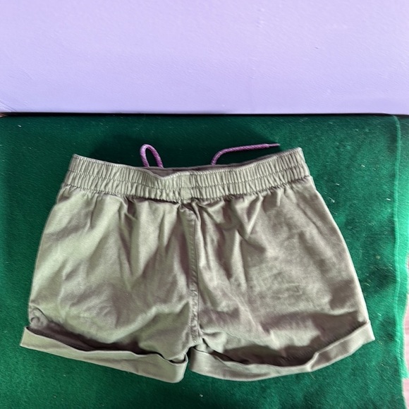 Old Navy Green Faux Drawstring Shorts – Size 8 – Girl's Everyday Summer Shorts - Picture 2 of 4